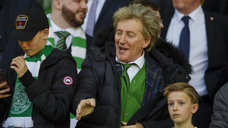 Nach dem Glasgower Stadtderby: Celtic Fan Rod Stewart serviert im Pub
