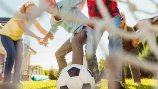 DER BALL IST RUND & MUSS INS ECKIGE - FUSSBALLERINNERUNGEN