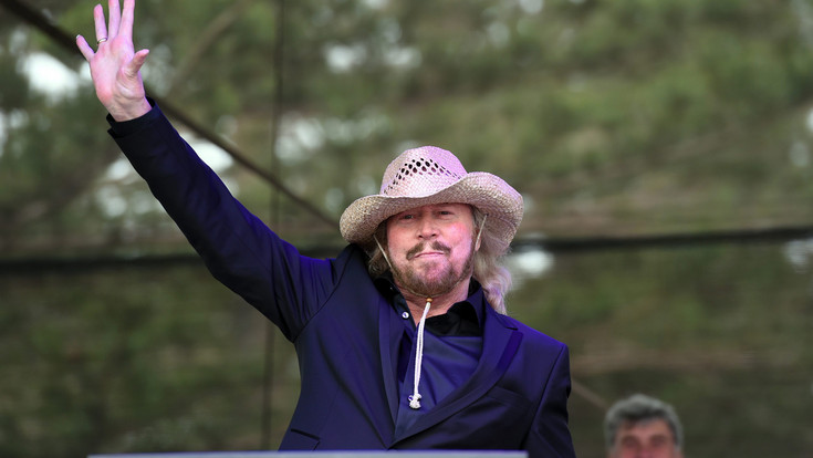 80er Fans erleichtert: Bee Gees-Star Barry Gibb lebt