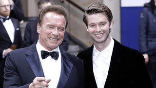 Arnold Schwarzenegger schneidet Sohn die Haare