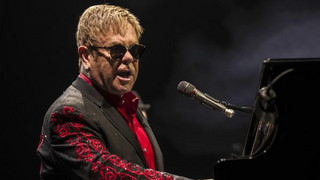 Elton John: Im Rollstuhl durchs Museum