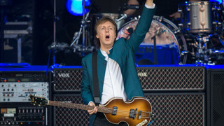 Paul McCartney macht aus Münzen Plektren