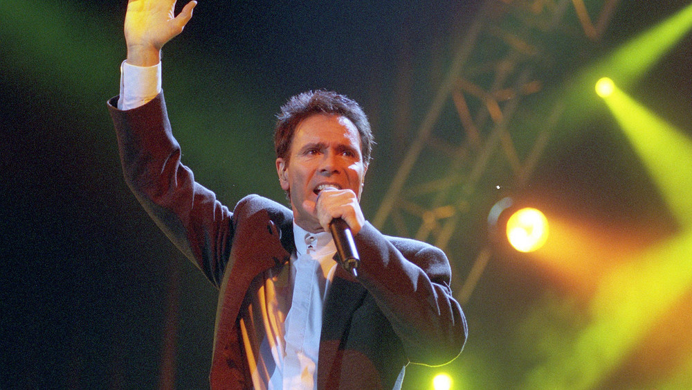 Cliff Richard steht 1999 in Oberhausen auf der Bühne.