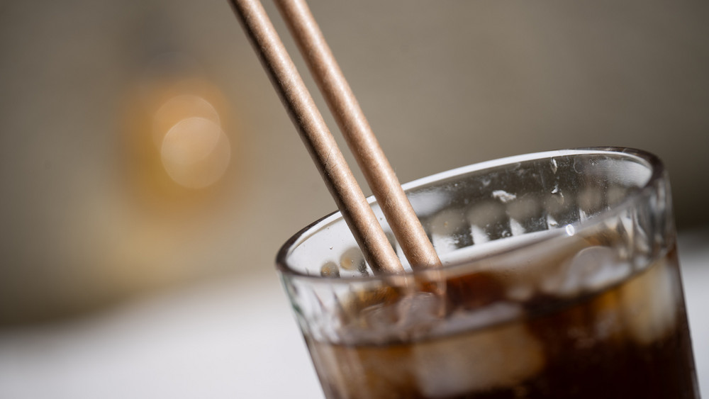 Long Island Iced Tea mit Strohhalmen